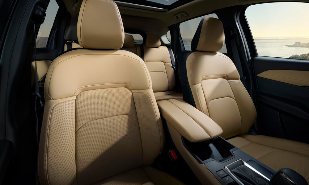 Vue de l’intérieur du Mazda CX-5 à partir du côté passager avant montrant les sièges avant.